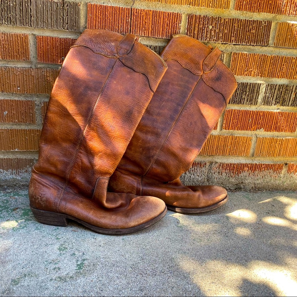 Frye Carson Lug Cognac Distressed